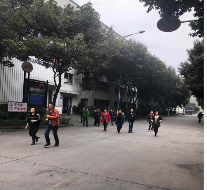 米乐官方网站_米乐(中国)股份有限公司急救安全知识培训暨应急疏散和消防灭火演练活动报道(图7)